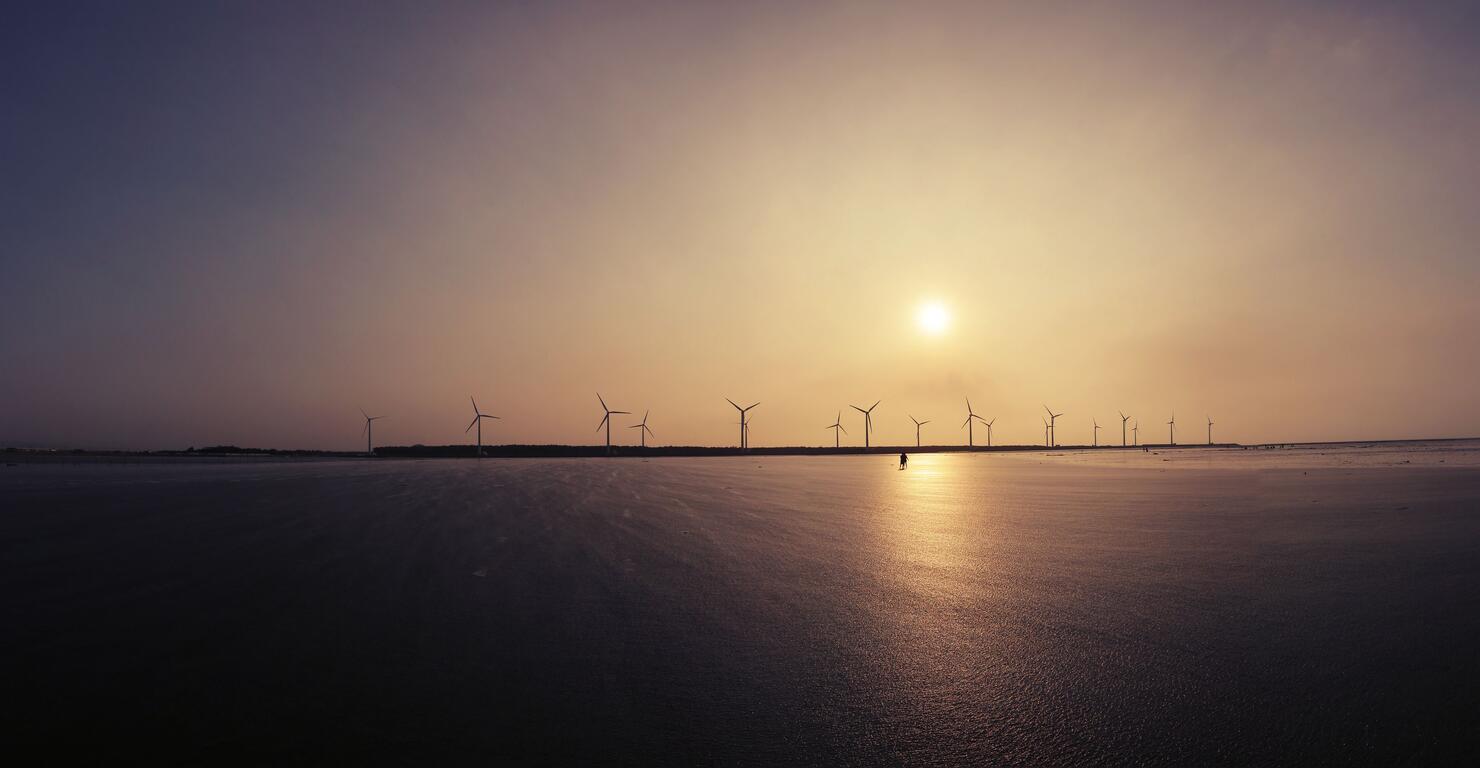 台中海線高美濕地夕陽與風車景觀