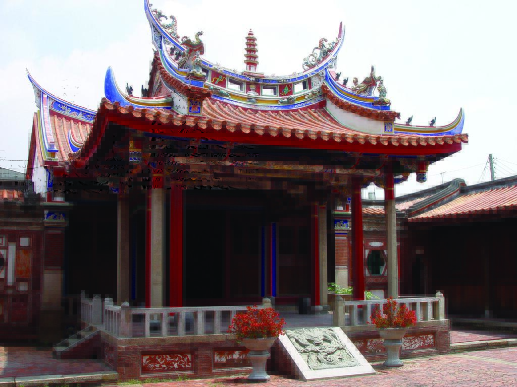 台中大肚磺溪書院外觀,傳統閩南式建築屋脊華麗、紅磚庭院古色古香,展現歷史書院文化之美。