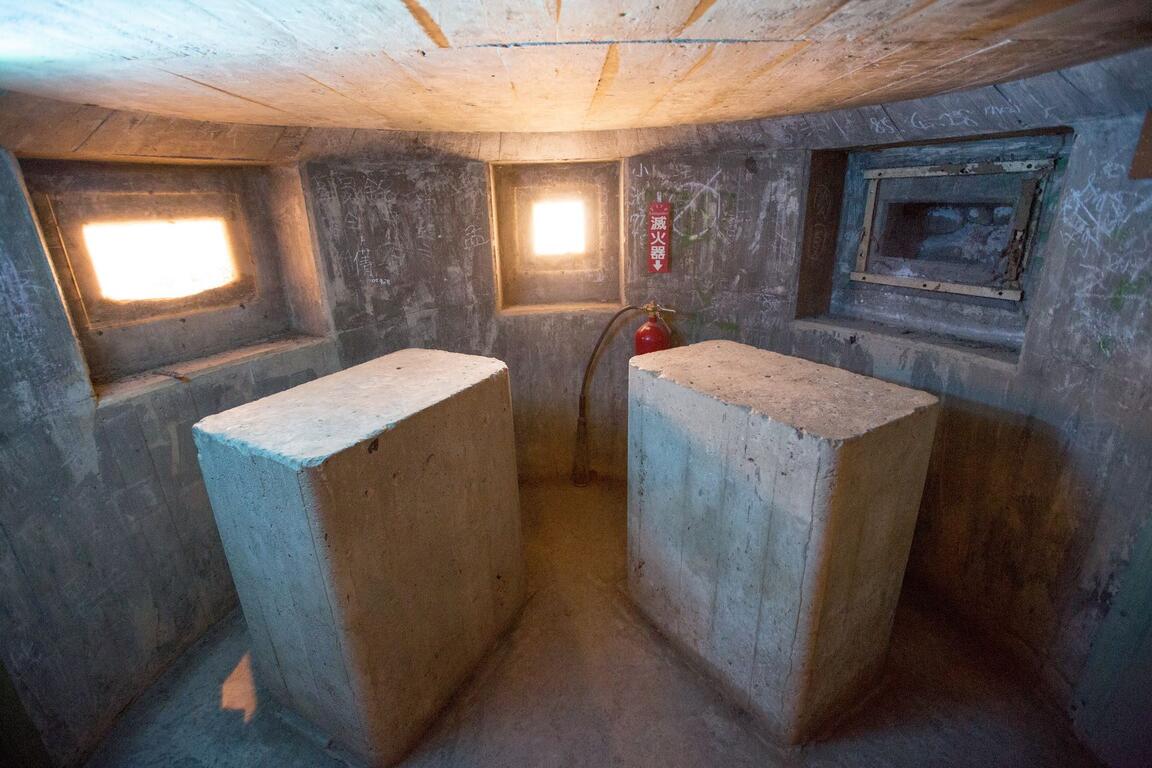 台中清水鬼洞內部空間,混凝土牆面與狹小觀察窗呈現歷史遺跡的神秘氛圍。