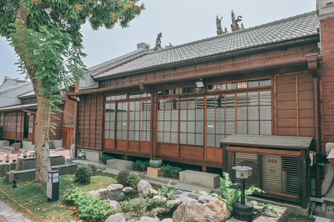 台中梧棲文化出張所日式木造建築外觀,搭配庭園綠植、石景與復古窗格,展現海線歷史建築風貌。