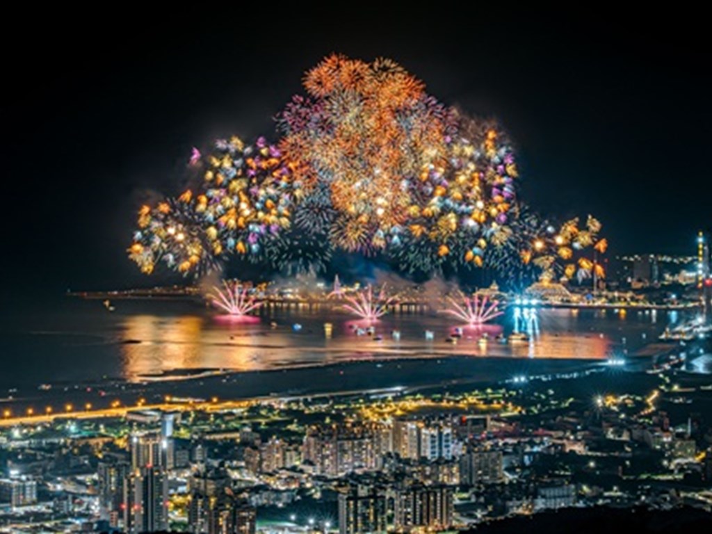 新北市連三週點亮淡水夜空　三場逾萬發煙火首度搭河上燈光秀