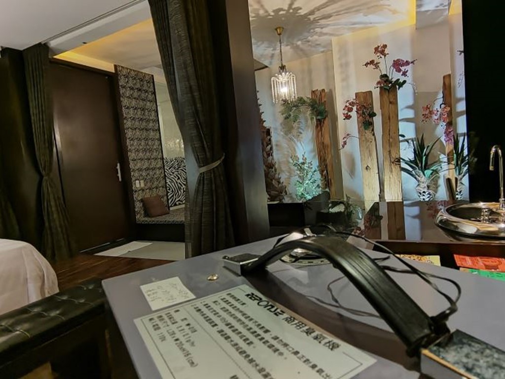 彰化桂冠旅館「防疫升級加強」，固定消毒水與臭氧機加強消毒、請旅客們安心與放心。